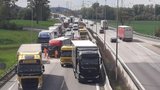 Dálnici D1 u Brna odpoledne ochromila hromadná nehoda náklaďáků a motorkáře