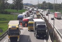 Dálnici D1 u Brna odpoledne ochromila hromadná nehoda náklaďáků a motorkáře