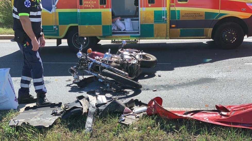 U nájezdu na dálnici D8 u Zdib boural motorkář s nákladním vozem.