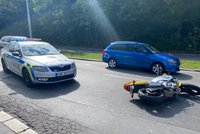 Nebezpečná policejní honička! Motorkáře (39) bez řidičáku zastavila až kolona, skončil v poutech