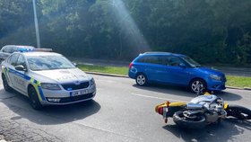 Nebezpečná policejní honička! Motorkáře (39) bez řidičáku zastavila až kolona, skončil v poutech 