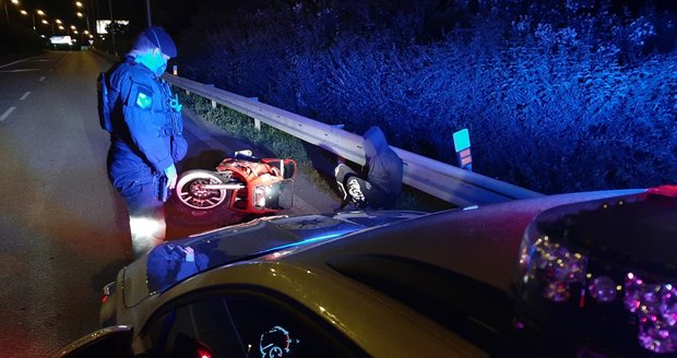Zfetovaného motorkách zadrželi pražští policisté.
