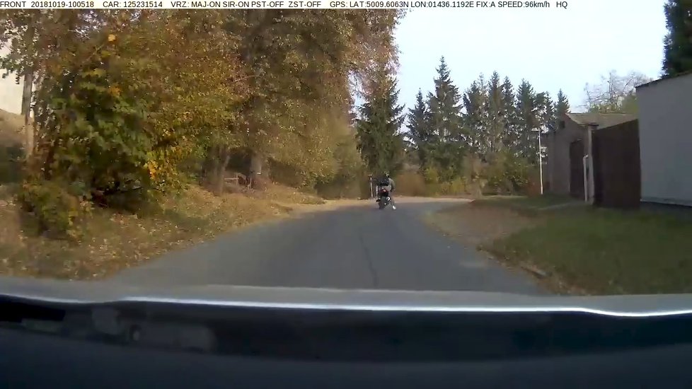 Motorkář u Brandýsa ujížděl až 160 km/h: Nevybral zatáčku a skončil v rybníce.
