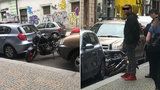 Honička pražským centrem! Motorkář bez značky ujížděl policistům, stroj pak odmrštil mezi auta