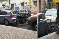 Honička pražským centrem! Motorkář bez značky ujížděl policistům, stroj pak odmrštil mezi auta