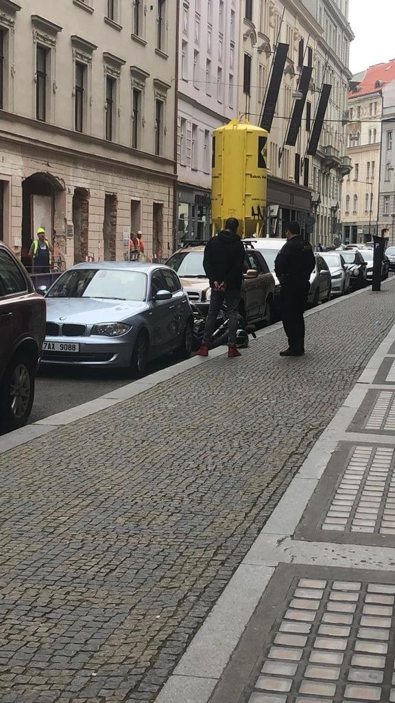 Motorkář v Praze ujížděl policistům.