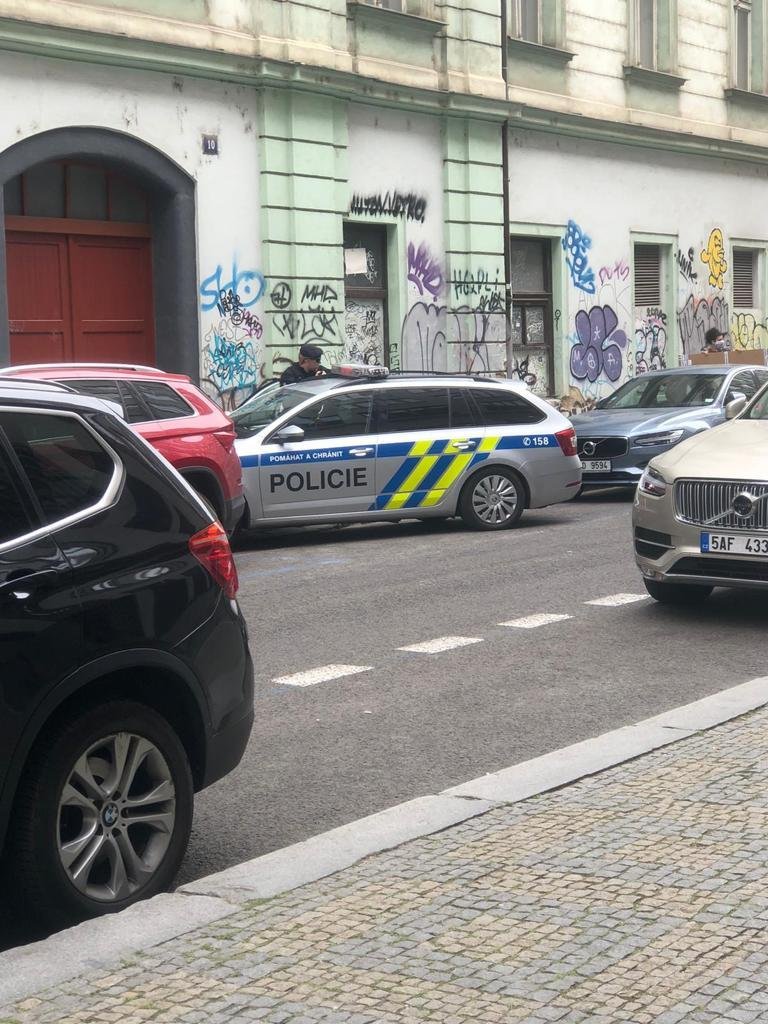 Motorkář v Praze ujížděl policistům.