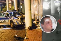 Policajti srazili autem motorkáře, pak do něj na chodníku kopou