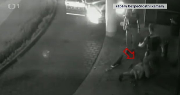 Záznam z průmyslové kamery: Policista kopl do ležícího motorkáře