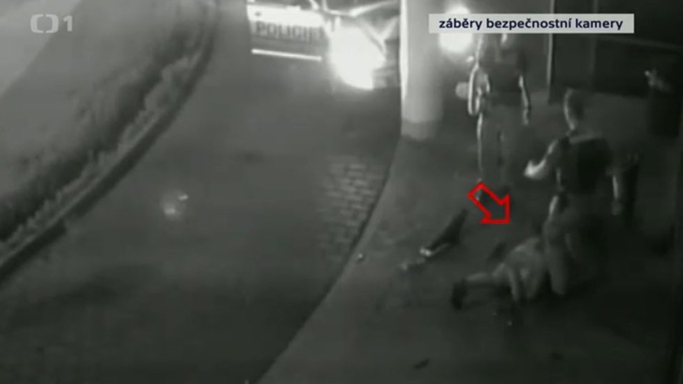 Záznam z průmyslové kamery: Policista kopl do ležícího motorkáře