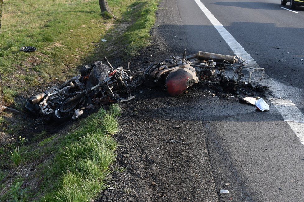 Tragická nehoda u Poděbrad: O život přišli dva motorkáři (28. 3. 2020).