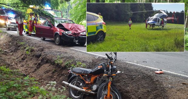 Motorkář na Jihlavsku téměř rozpůlil auto: Přežil jen zázrakem