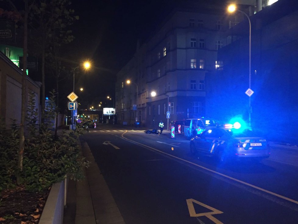 Policie řeší dopravní nehodu, která se stala v neděli večer na Smíchově. Motorkář se tu srazil s červeným fordem.