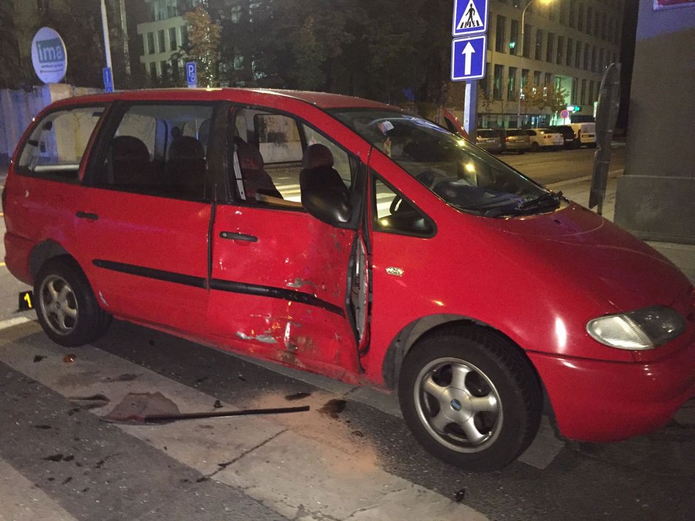 Policie řeší dopravní nehodu, která se stala v neděli večer na Smíchově. Motorkář se tu srazil s červeným fordem.