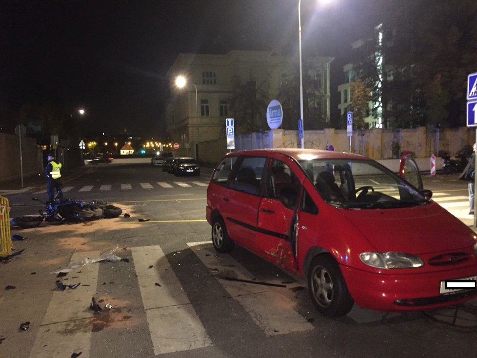 Policie řeší dopravní nehodu, která se stala v neděli večer na Smíchově. Motorkář se tu srazil s červeným fordem.