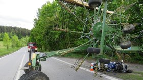 Mladý motorkář se rozbil o zemědělský stroj: Na vině byla přílišná rychlost, myslí si policisté