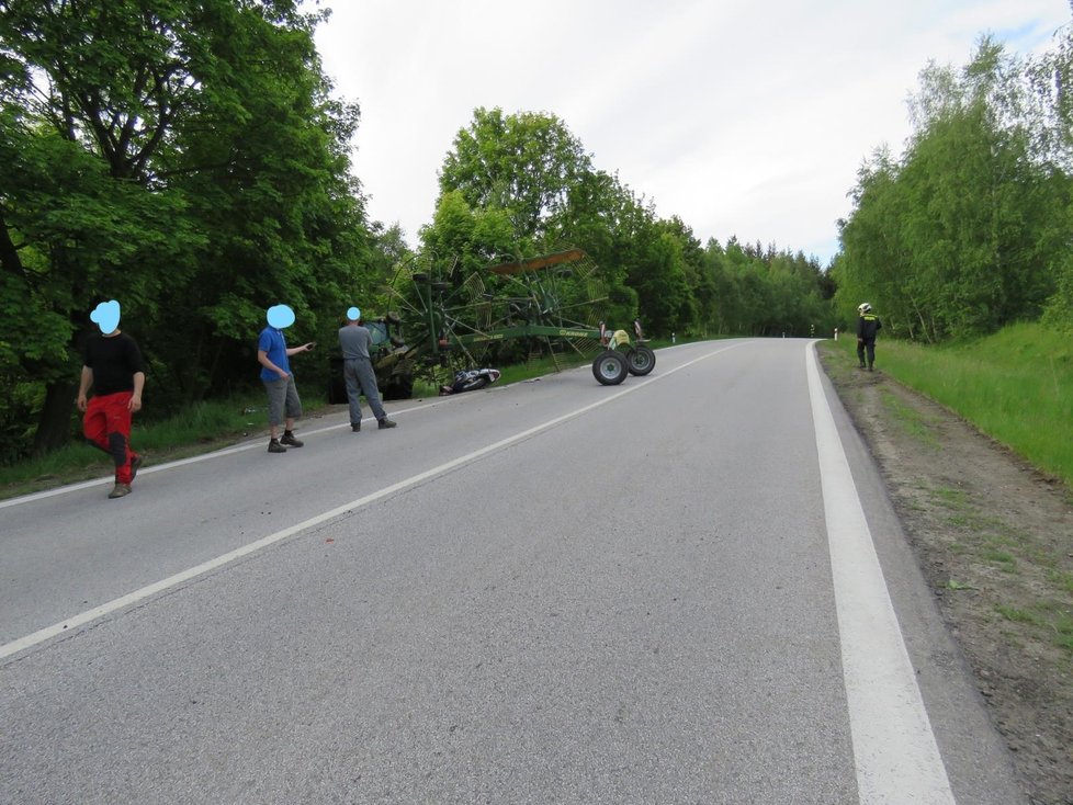 Mladý motorkář se rozbil o zemědělský stroj: Na vině byla přílišná rychlost, myslí si policisté