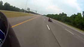 Mladík padá z motorky.