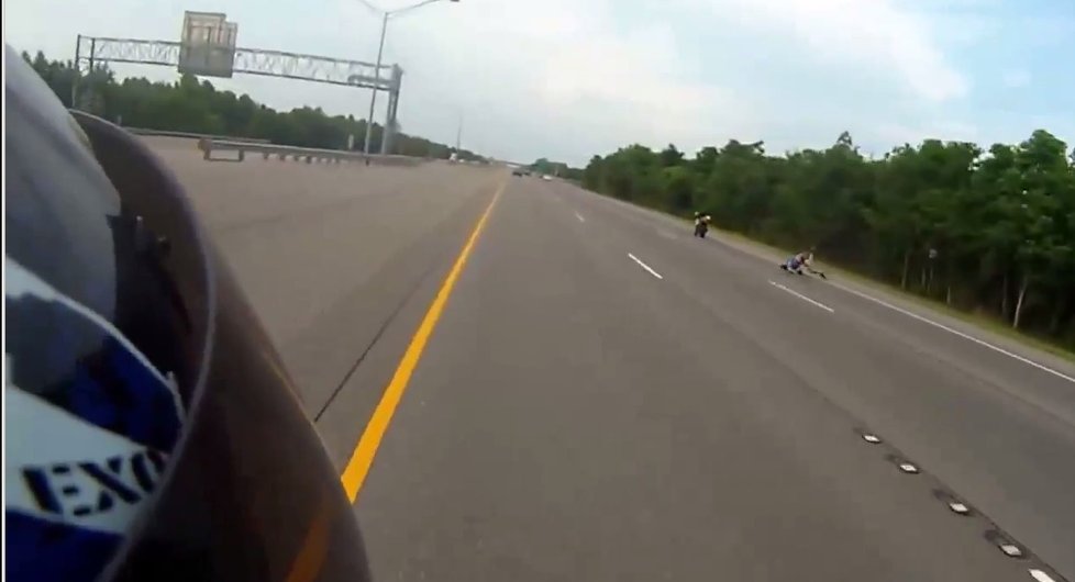 Mladý motorkář letěl několik desítek metrů po asfaltu.
