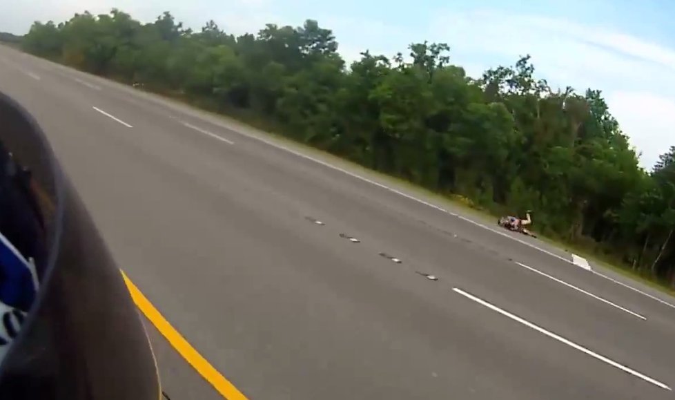 Mladý motorkář letěl několik desítek metrů po asfaltu.