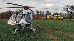 Vrtulník převezl havarovaného motorkáře do nemocnice.
