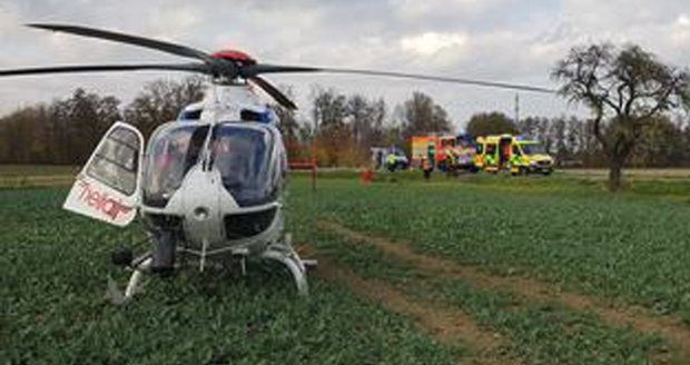 Vrtulník převezl havarovaného motorkáře do nemocnice.