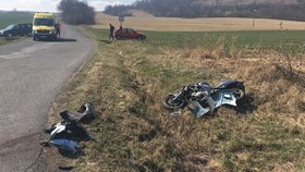 Smrt motorkáře na Uherskohradišťsku: Po pádu skončil přímo pod protijedoucím autem (ilustrační foto)