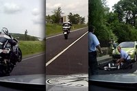 Šílenec na motorce: Policisty předjel po jednom kole, ujížděl na červenou. Skončil pod koly auta