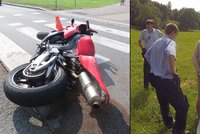 Nahý motorkář provokoval policisty: Boural a skončil v poutech