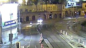 Drsná honička v Brně: Zfetovaný motorkář ujížděl hlídce, zranil sebe i spolujezdce