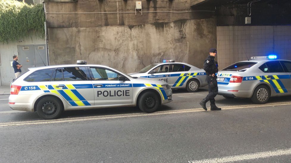 Motorkář narazil do zátarasu a vážně se zranil, policistovi hrozí dva roky vězení.