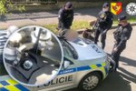 Zdrogovaný motorkář ujížděl bez řidičáku policistům na Praze 4. Jel na červenou a málem srazil chodce.
