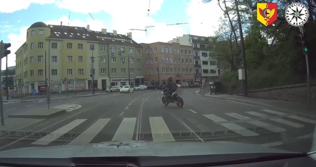 Zdrogovaný motorkář ujížděl bez řidičáku policistům na Praze 4. Jel na červenou a málem srazil chodce.