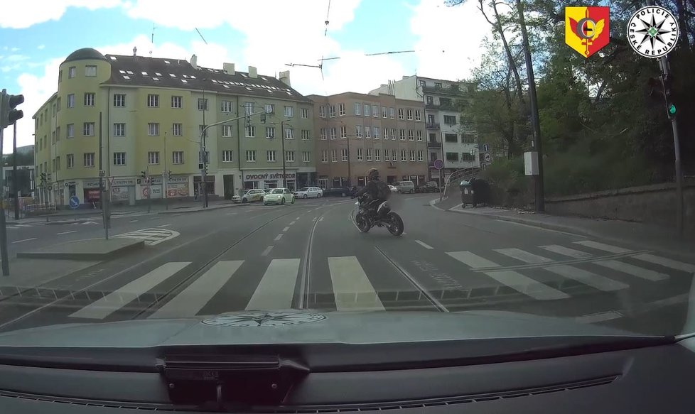 Zdrogovaný motorkář ujížděl bez řidičáku policistům na Praze 4. Jel na červenou a málem srazil chodce.