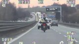 Motorkář ujížděl 180 km/hod, vzal to přes pole, zastavila ho až hlaveň pistole!