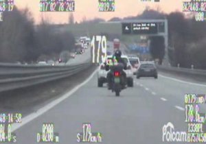 Motocyklista uháněl v úseku, kde je povolená rychlost 110 km/hod místy i více než 170 km/hod.