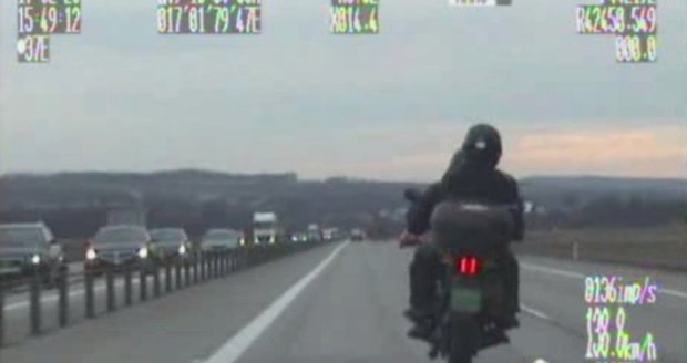 Motorkář zjistil, že policistům po dálnici neujede, začal proto zpomalovat.
