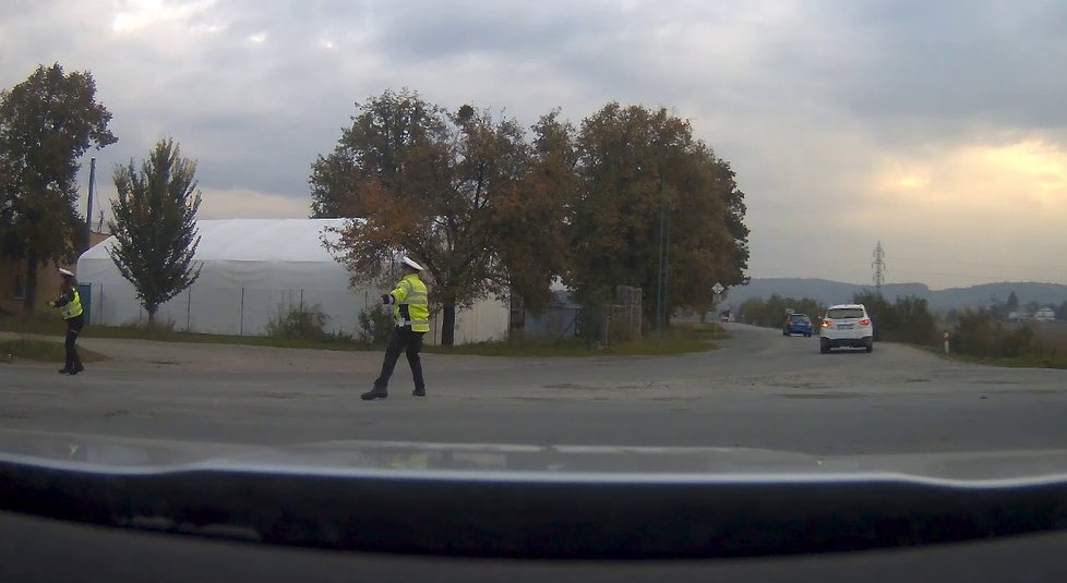 Zfetovaný motorkář srazil policistku.