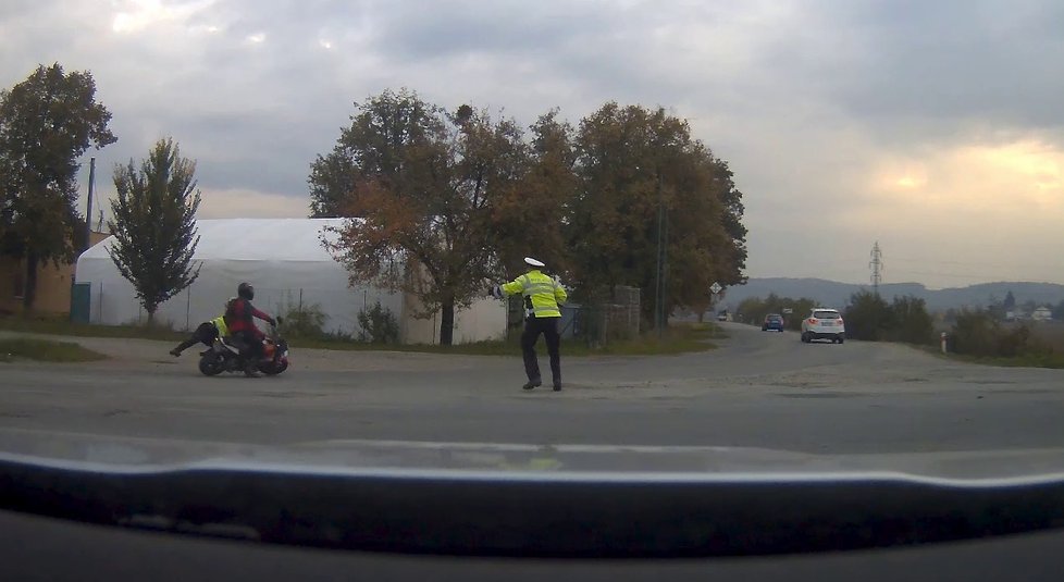 Zfetovaný motorkář srazil policistku.