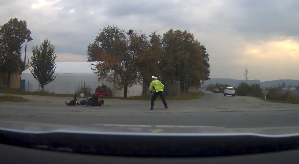 Zfetovaný motorkář srazil policistku.