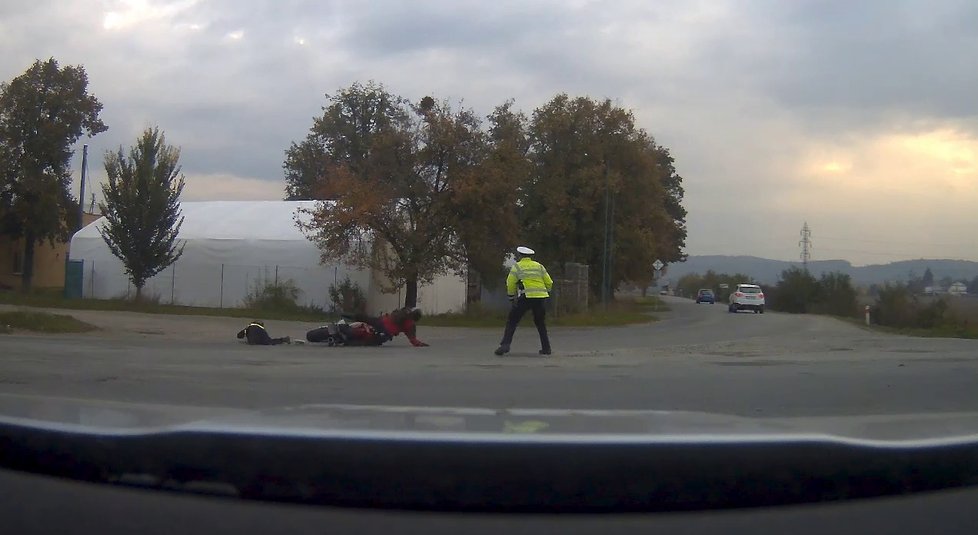 Zfetovaný motorkář srazil policistku.