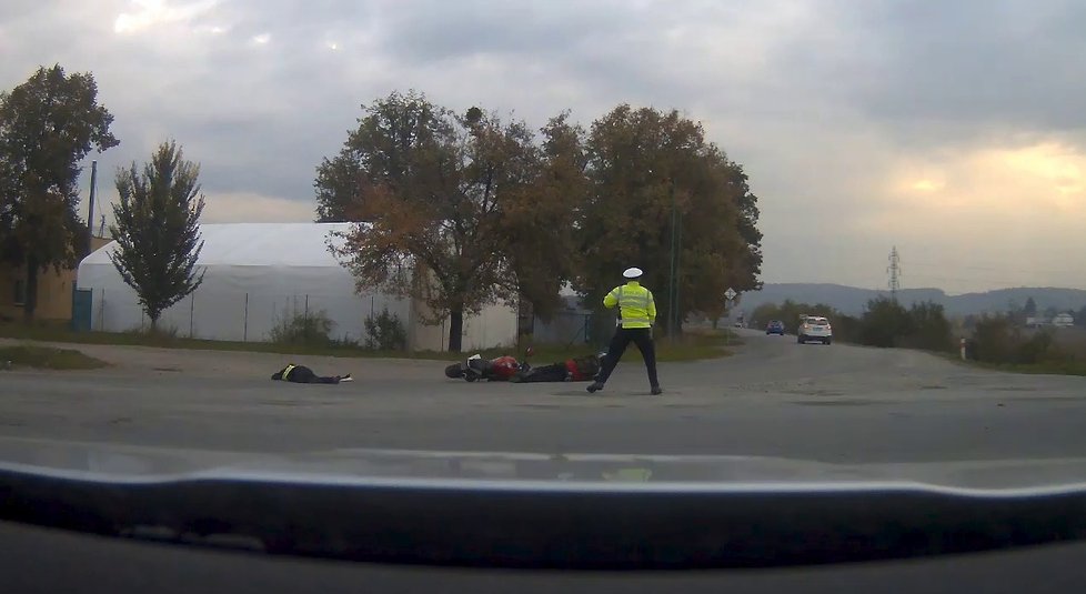 Zfetovaný motorkář srazil policistku.