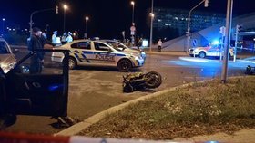Honičku noční Prahou s policisty nepřežil motorkář: Narazil do osobního automobilu