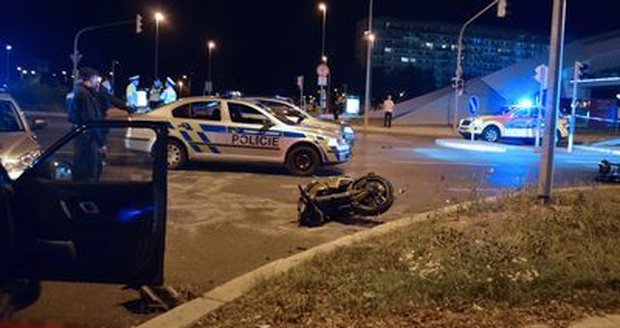 Honičku noční Prahou s policisty nepřežil motorkář: Narazil do osobního automobilu