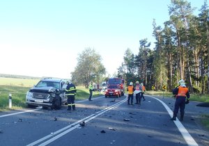 Motorkář přejel do protisměru, srážku s autem nepřežil.