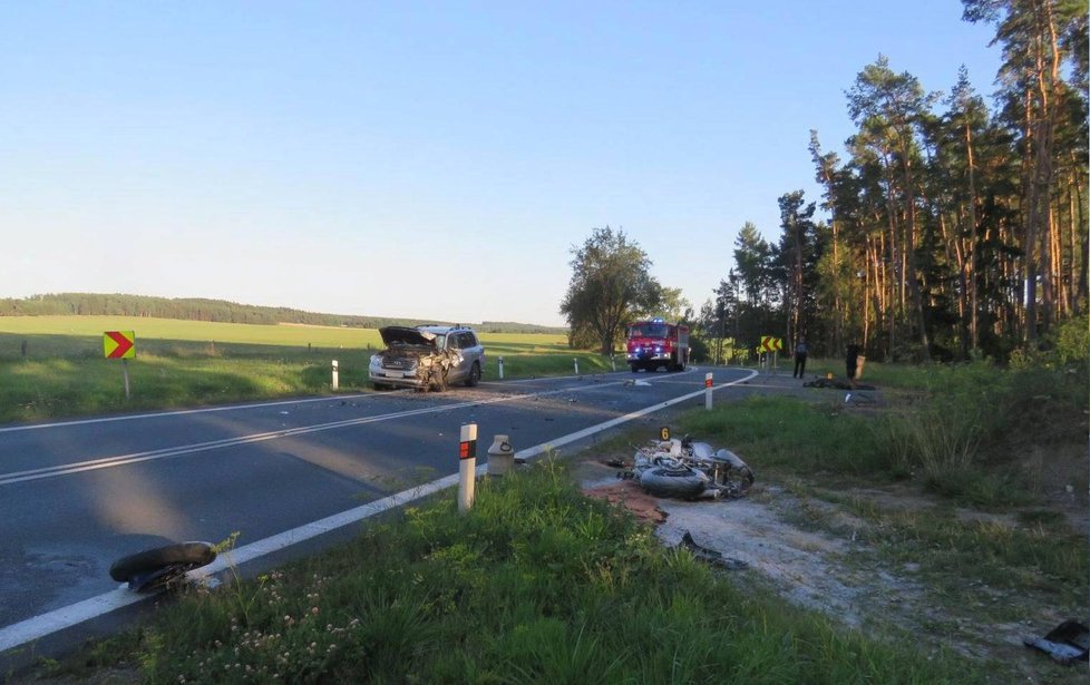 Motorkář přejel do protisměru, srážku s autem nepřežil.