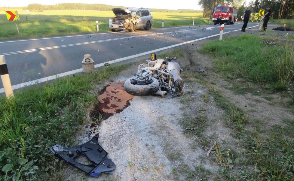 Motorkář přejel do protisměru, srážku s autem nepřežil.