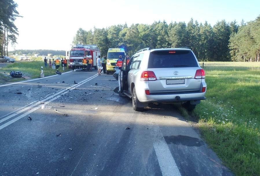 Motorkář přejel do protisměru, srážku s autem nepřežil.