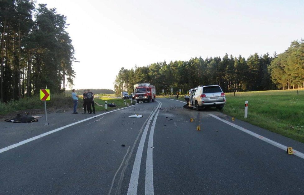 Motorkář přejel do protisměru, srážku s autem nepřežil.