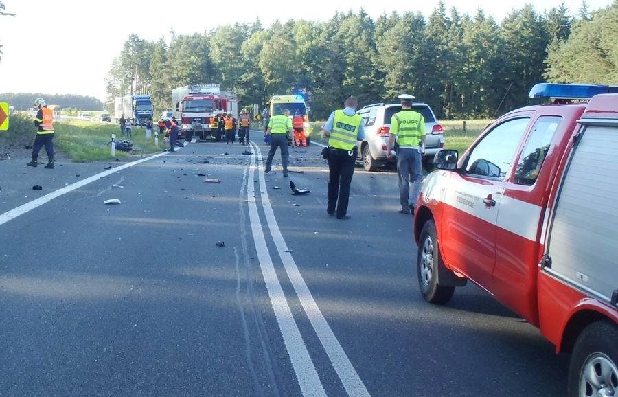 Motorkář přejel do protisměru, srážku s autem nepřežil.